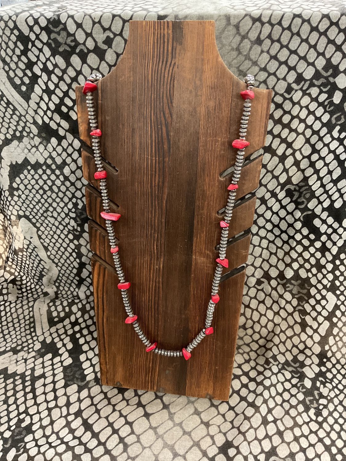 Red accents necklace