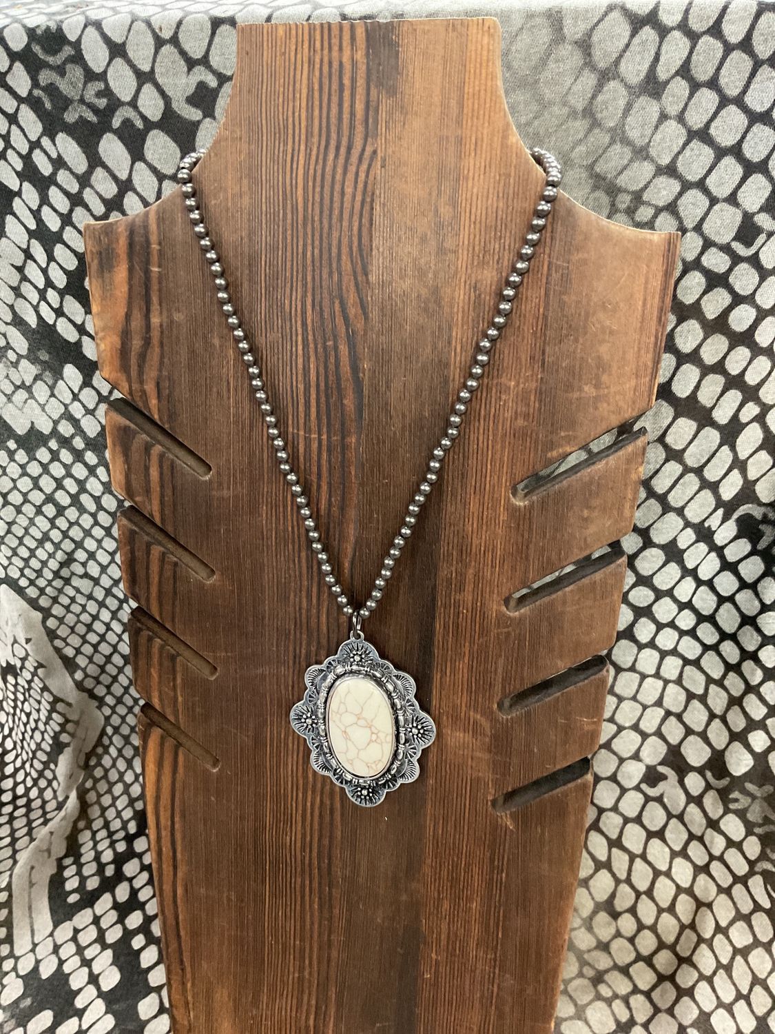 BONE/TQ PENDANT NECKLACE