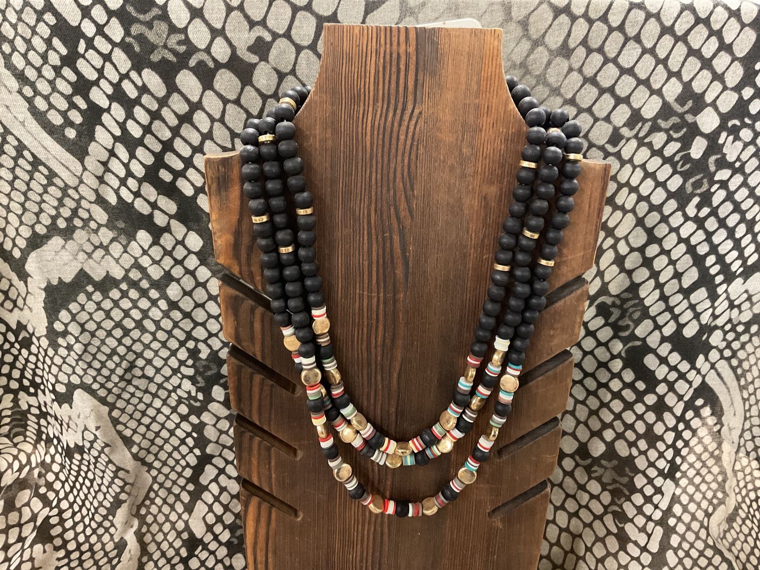 LAYEREDWOODRUBBER BLACKNECKLACE