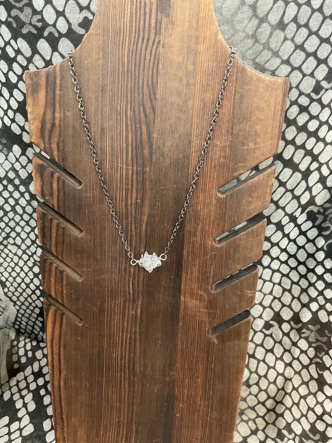 CLEAR STONE NECKLACE