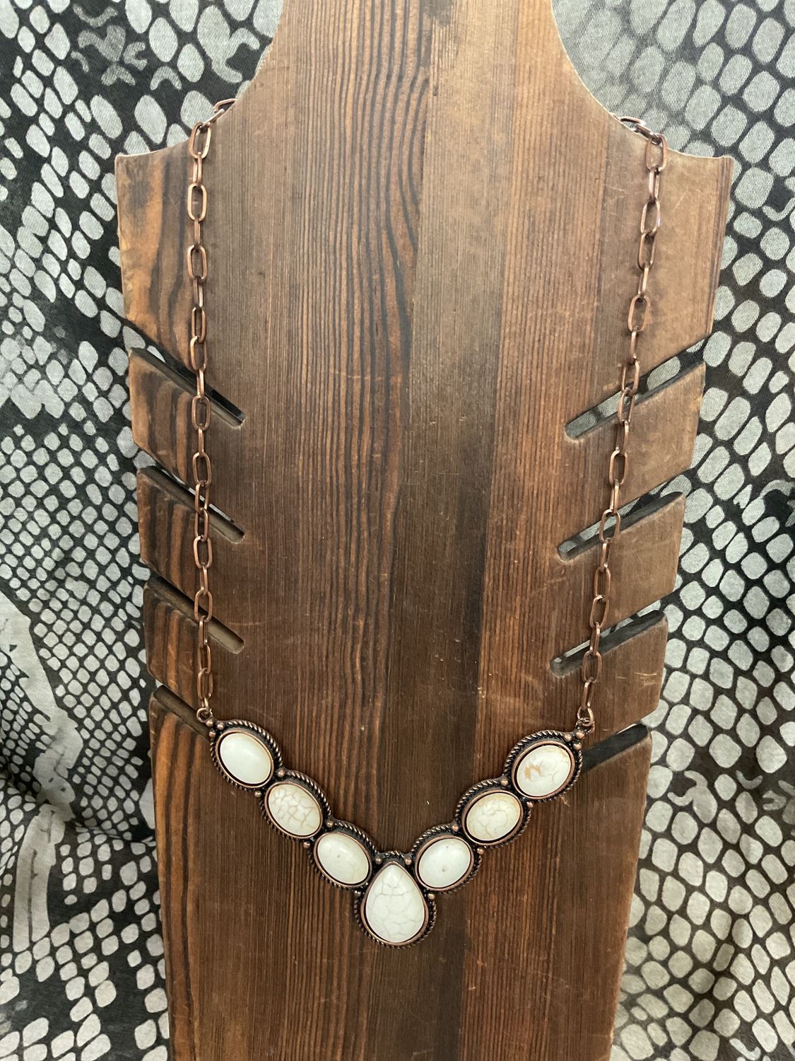 CROWN BEAST CREAM COOPER NECKLA