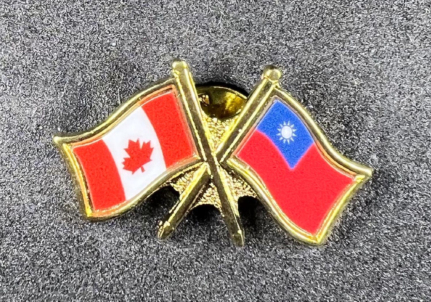 Canada/Taiwan cross pin