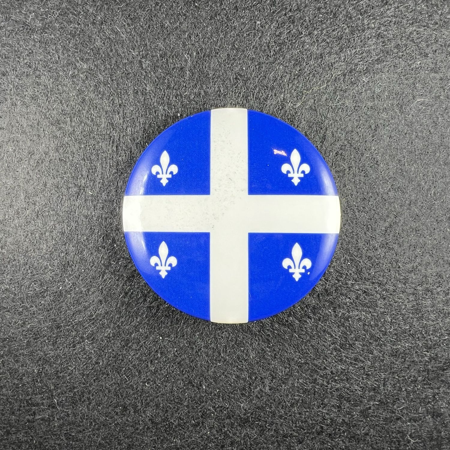 Round Quebec macaron