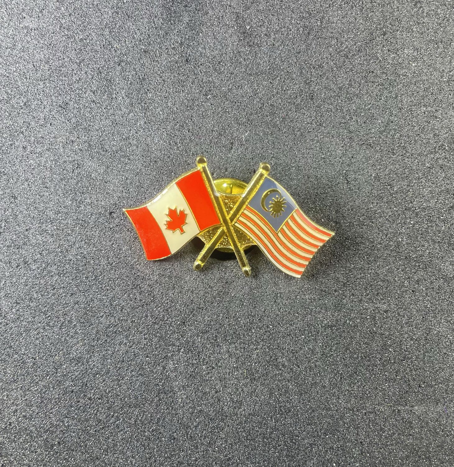Canada/ Malaysia cross pin