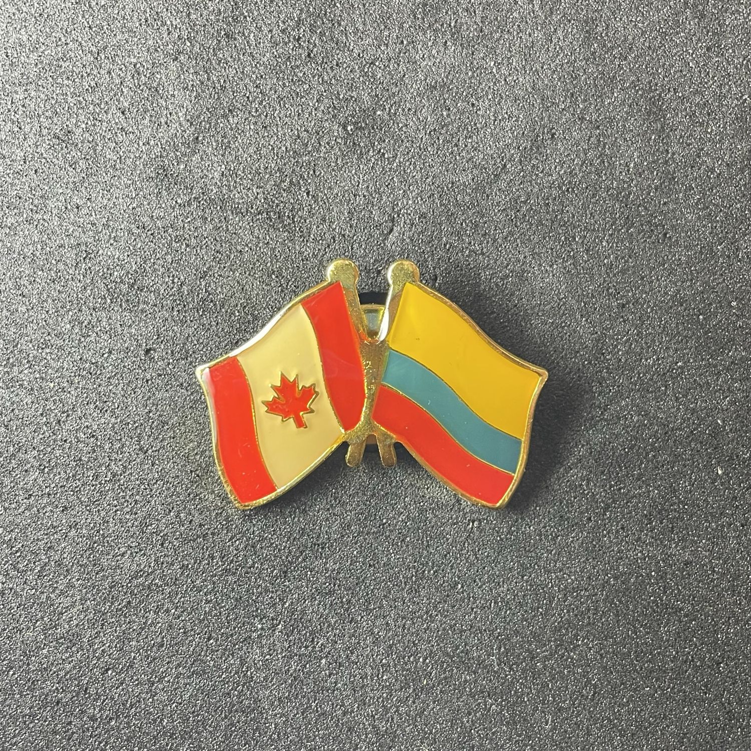 Canada/Colombia cross pin