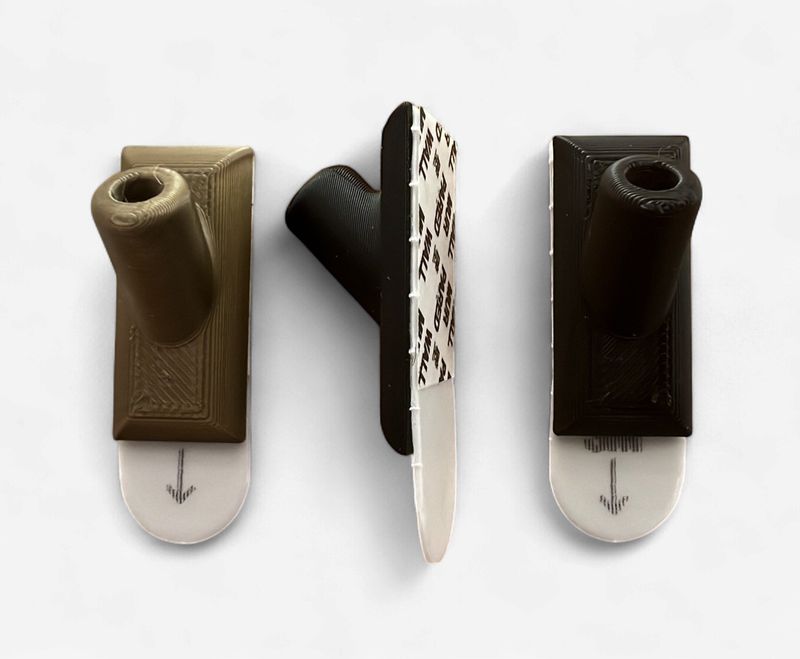 Black plastic 1-hole wall clip for 4x6 flag