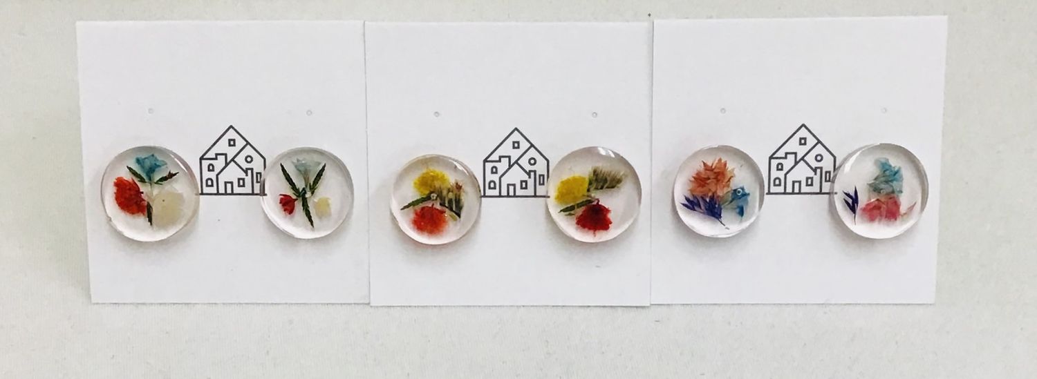 Round Earrings with Dried Flowers