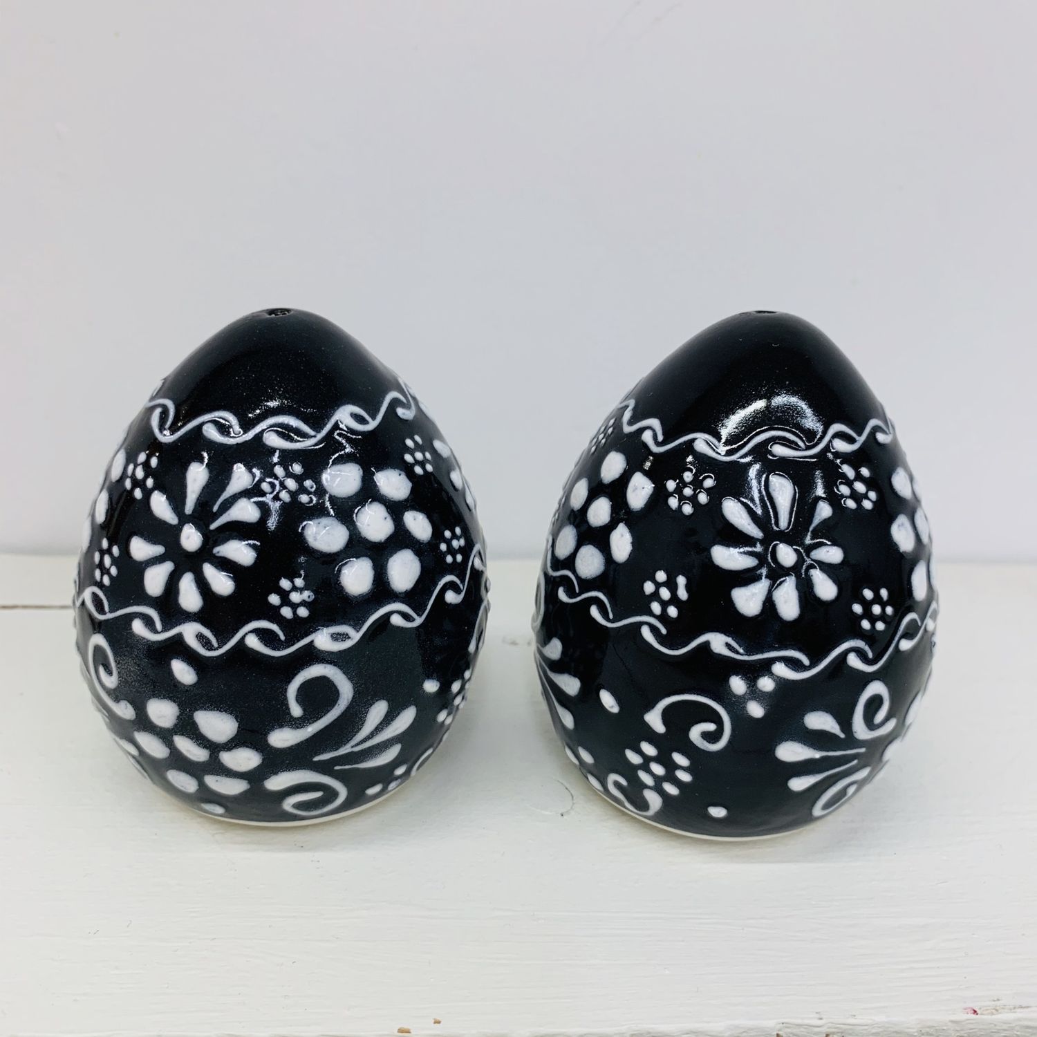 Salt and Pepper Shaker Black and White, Mexico