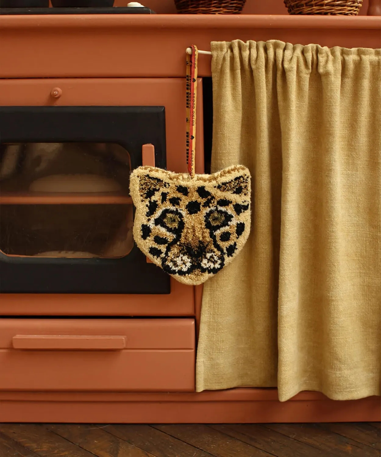 Doing Goods - Loony leopard club hanger