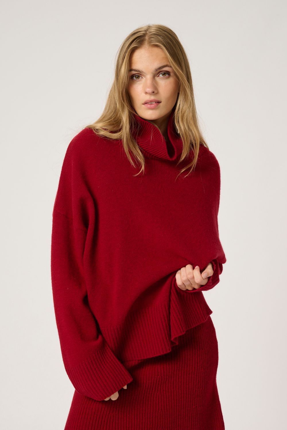 My Essential Wardrobe - Huxi Knit Rollneck burgundy red