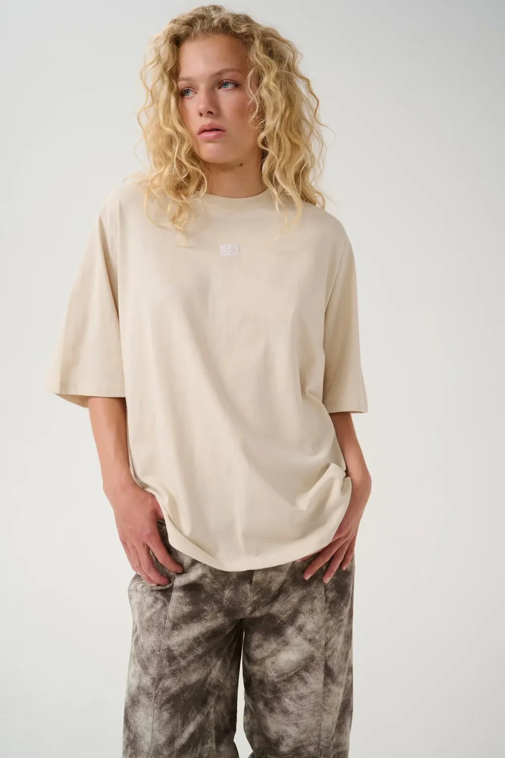 Gestuz - Erica Emb tee ancient scroll