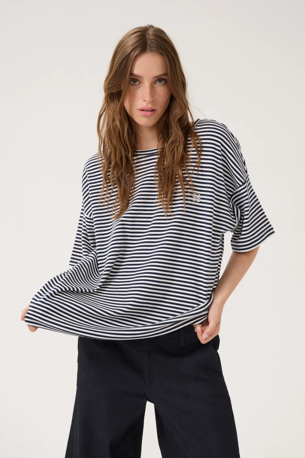 My Essential Wardrobe - Dana Emb. tee navy/off white