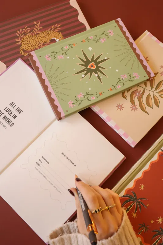 All the Luck in the World - Notitieboekje groen bloemen en hart