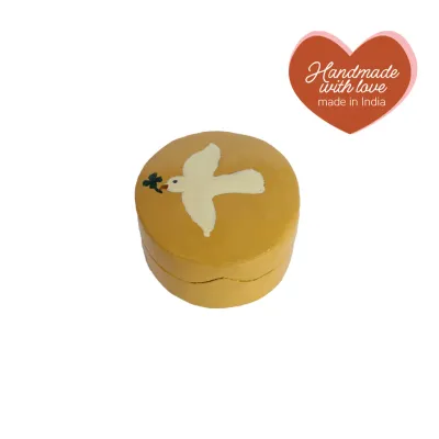 All the Luck in the World - Klein doosje geel met witte duif