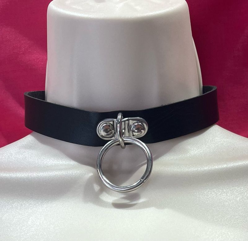 Leather Choker With Ring