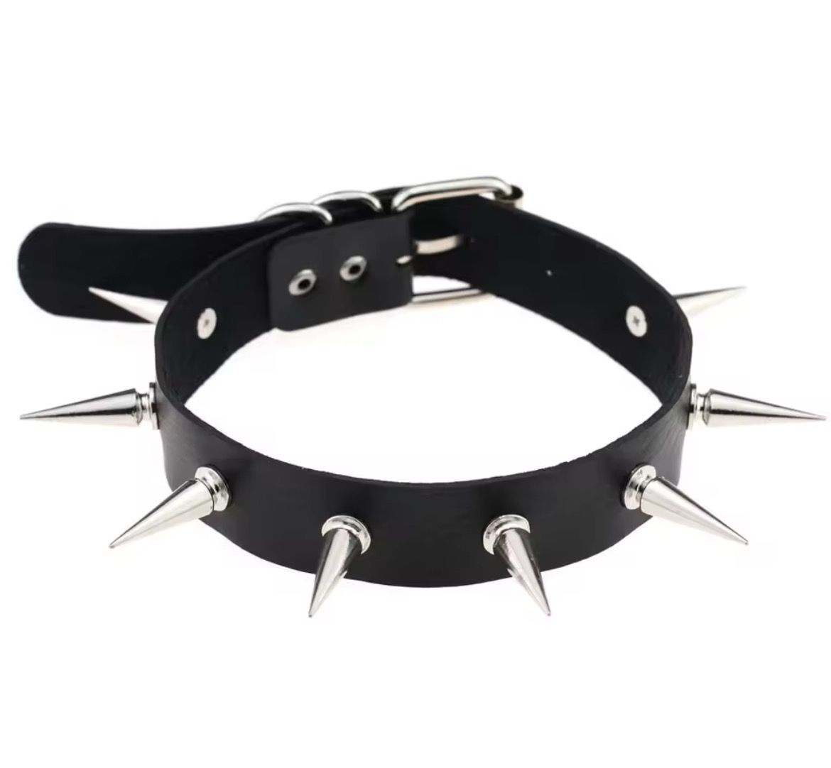 Single Spikes Choker