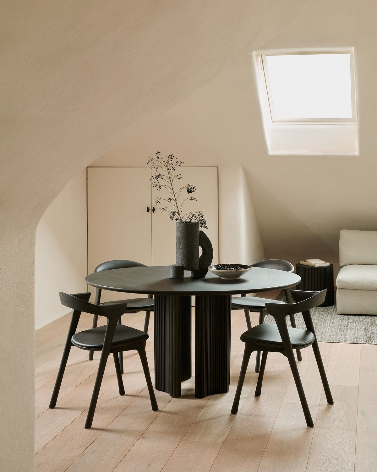 Roller Max dining table - varnished mahogany - dark brown - round, 59 x 59 x 30