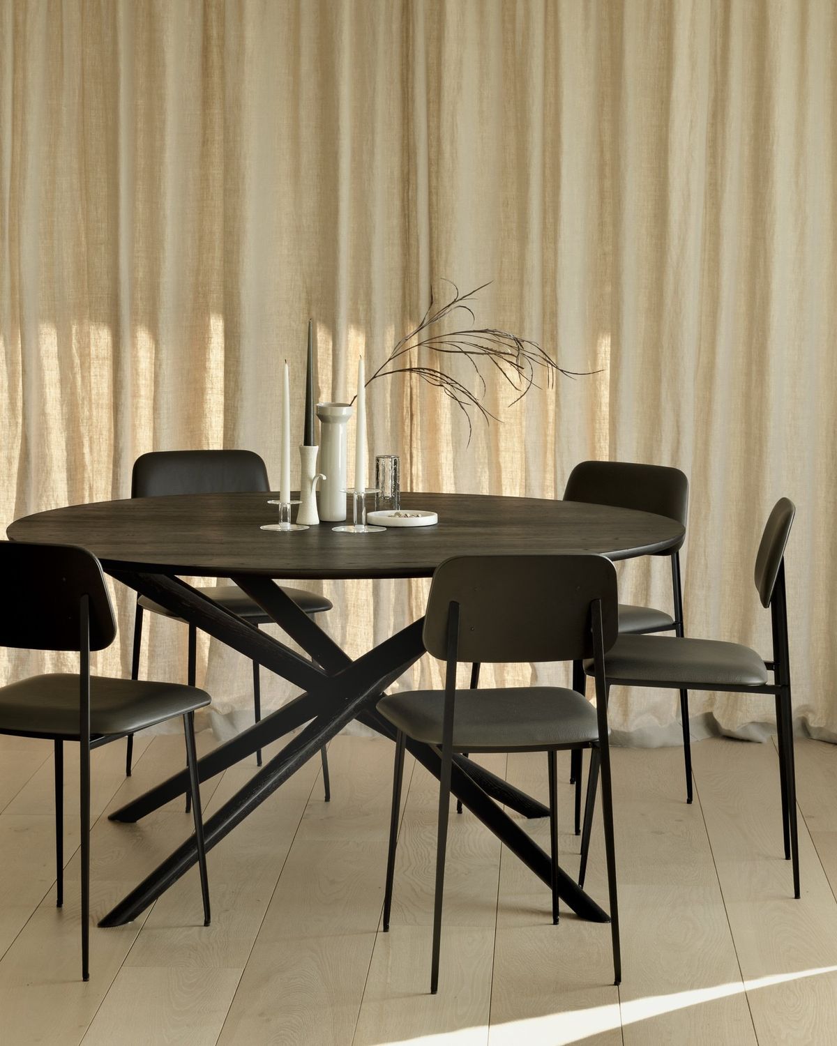 Mikado dining table - varnished oak - black - round, 59 x 59 x 30