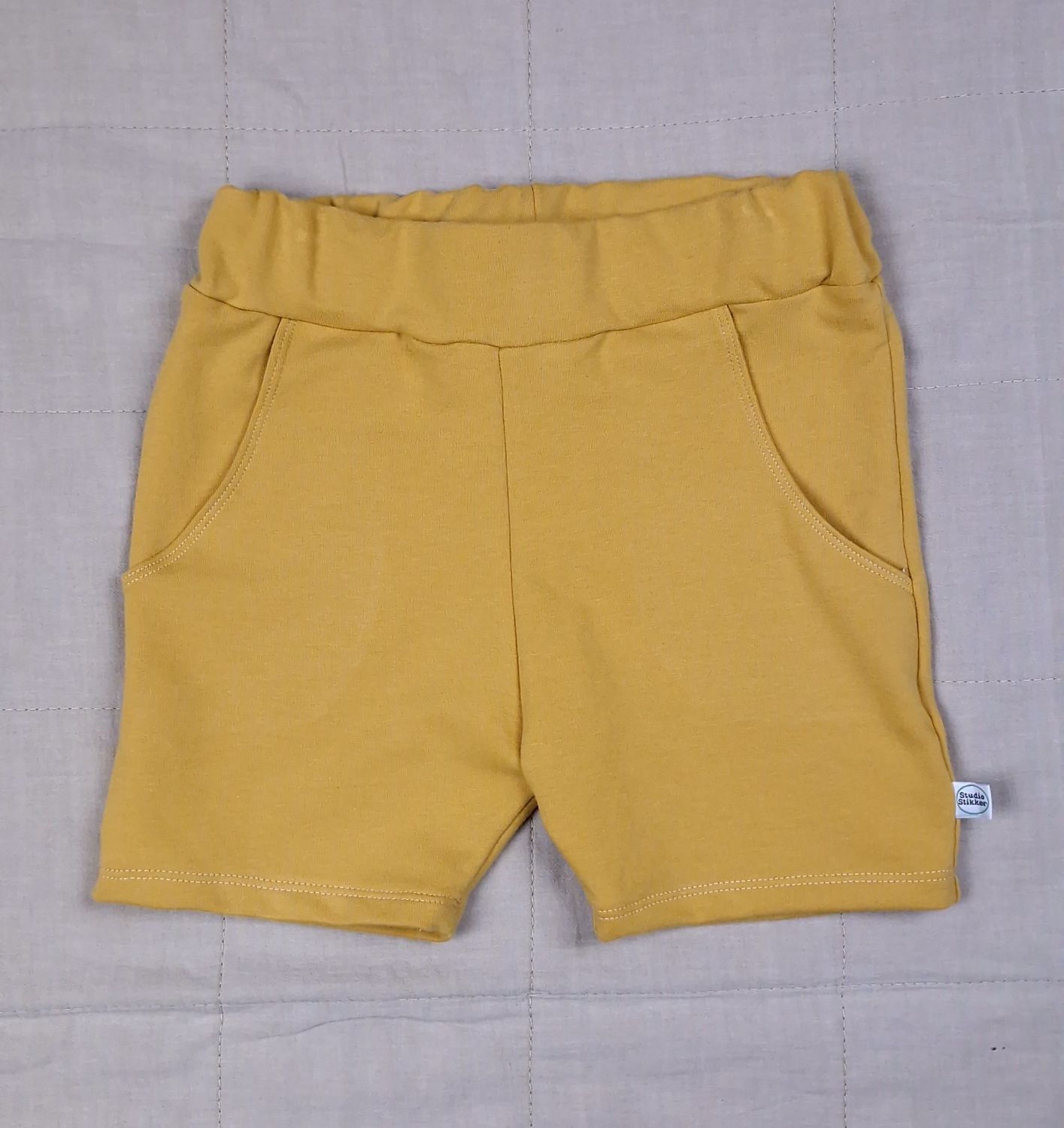 Korte broek geel
