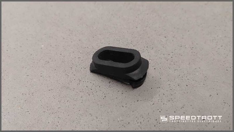 Passe câble inférieur manche - XT800
