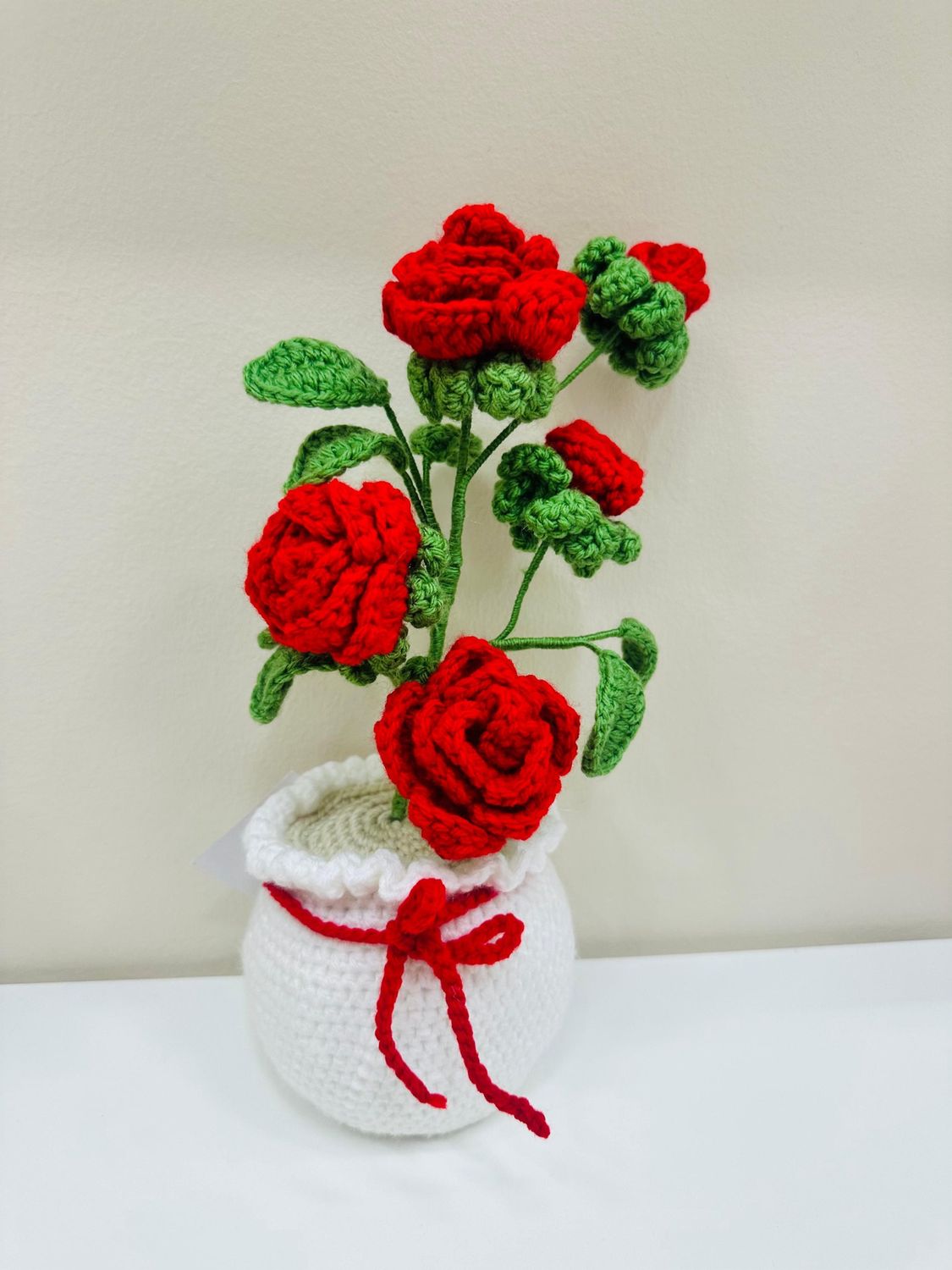 Big Roses white pot