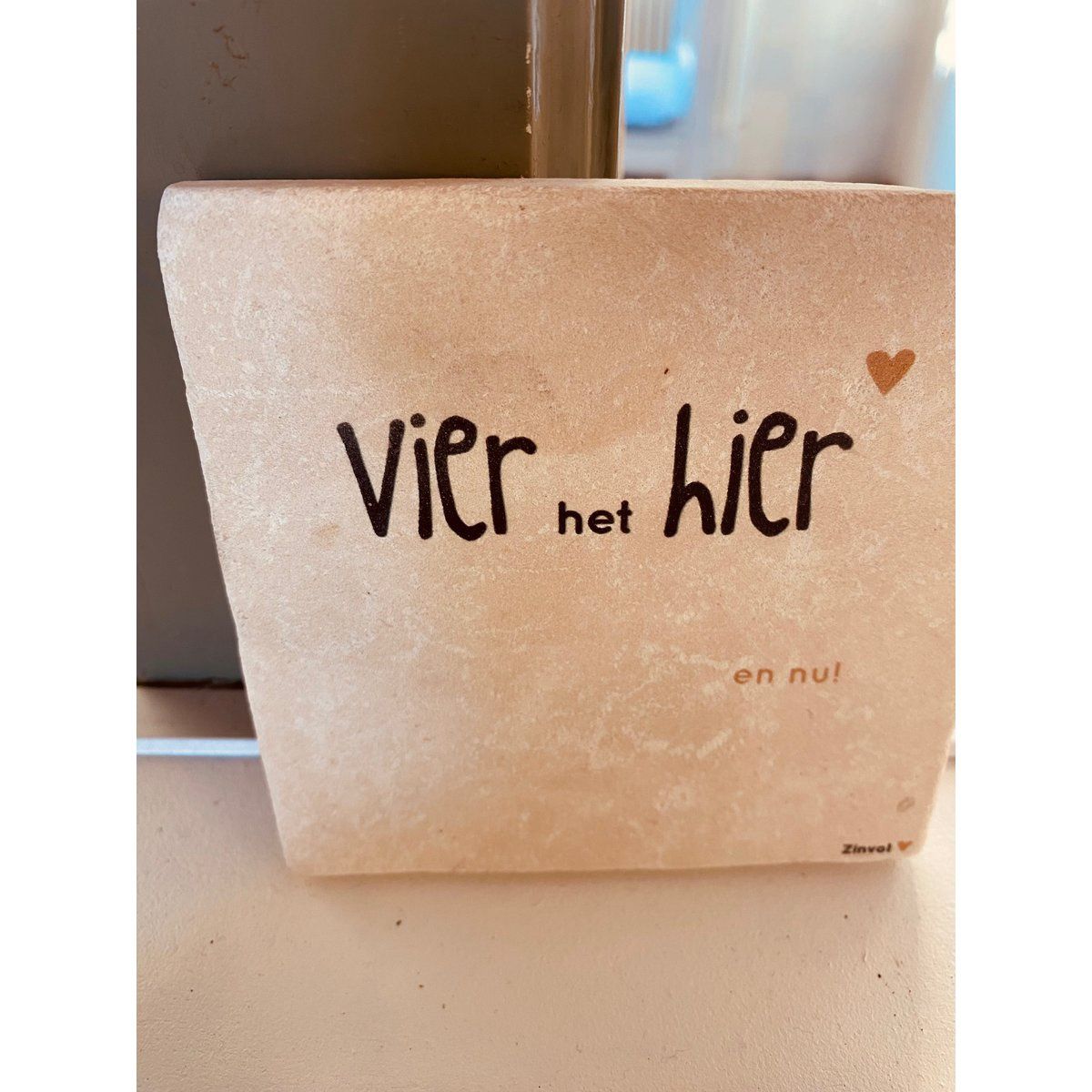 Tegel &quot;Vier het HIER en nu&quot;