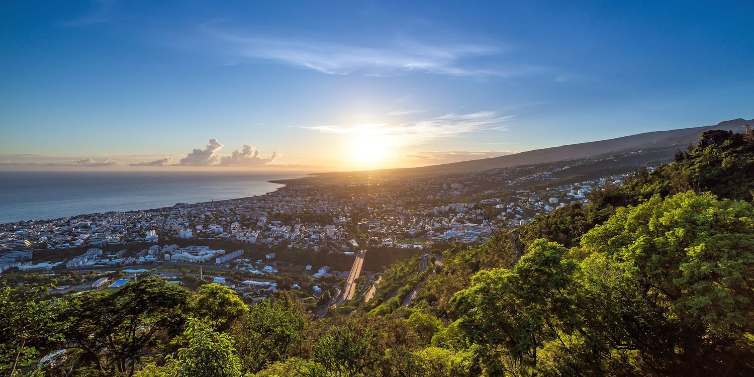 Levé de soleil sur Saint-Denis à La Réunion