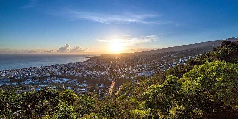 Levé de soleil sur Saint-Denis à La Réunion