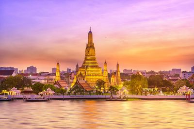 Temple au coucher de soleil à Bangkok en Thaïlande