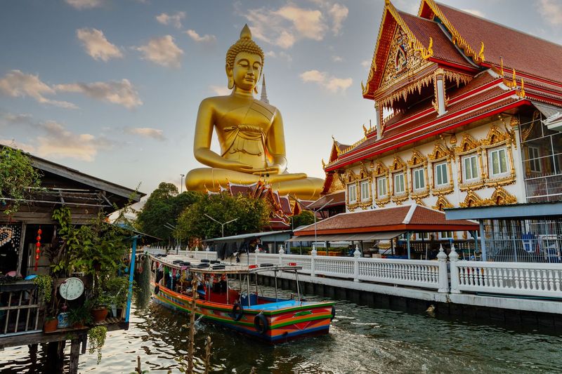 Gros Bouddha en or à Bangkok en Thaïlande