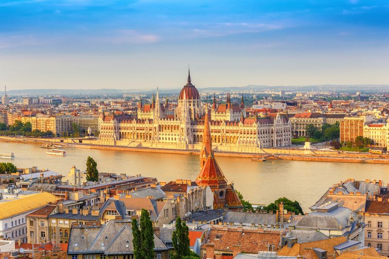 Le Parlement hongrois au bord du Danube à Budapest