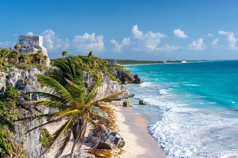 Ruine et plage au Mexique