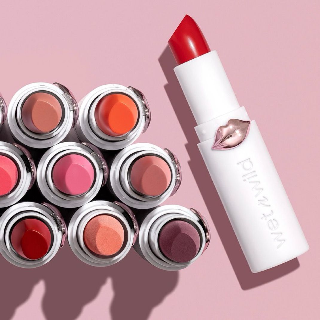 wet n wild Mega Last High-Shine Lipstick Lip Colour • Infused with Seed Oils For a Nourishing High-Shine • Buildable &amp; Blendable Creamy Colour
