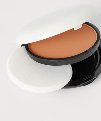 H & M Immaculate Compact Foundation Powder Foundation Velvet Finish / Alabaster / Cream