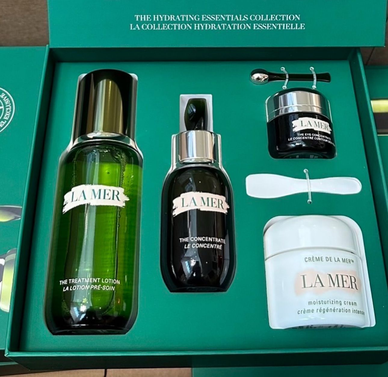 LA MER The Hydrating Essentials Collection 4 Full Size Best Selling Product Includes: Treatment Lotion 150ml, Concentrate 50ml, Eye Concentrate 15ml, Crème de la Mer The Moisturizing Cream 60ml