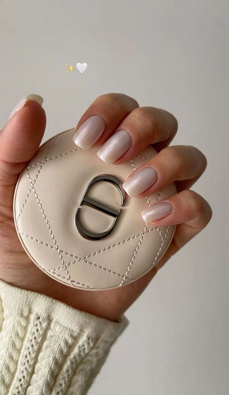 DIOR FOREVER Cushion Powder , Lavender Dior Forever Cushion Powder is the 1st* loose powder that sets makeup and gives the complexion a subtle, velvety glow with no powdery effect.