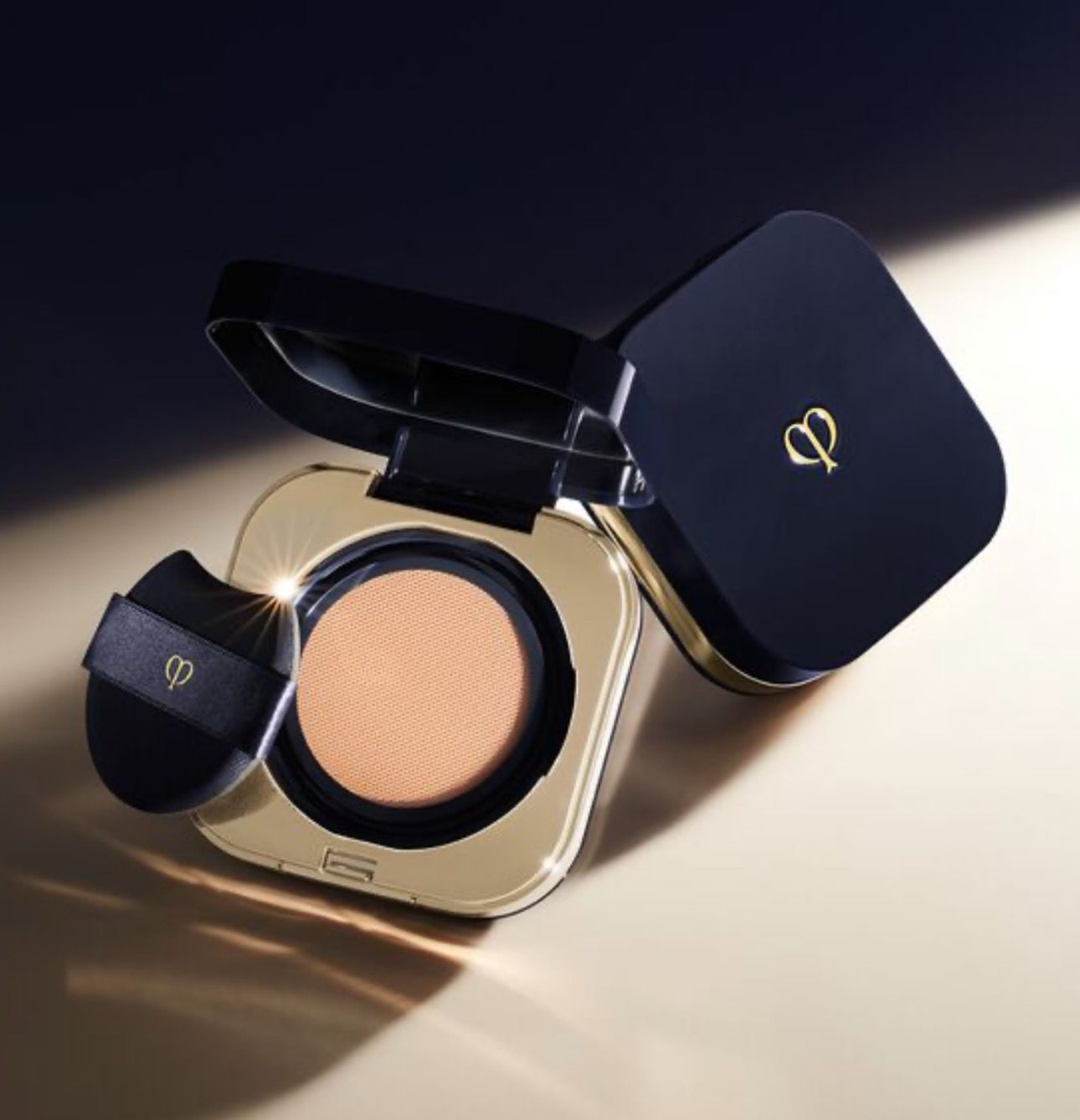Clé de Peau BEAUTE Radiant Cushion Foundation Natural Available in O20 Light Medium Ocher - New and O10 Light Ocher - New NEW