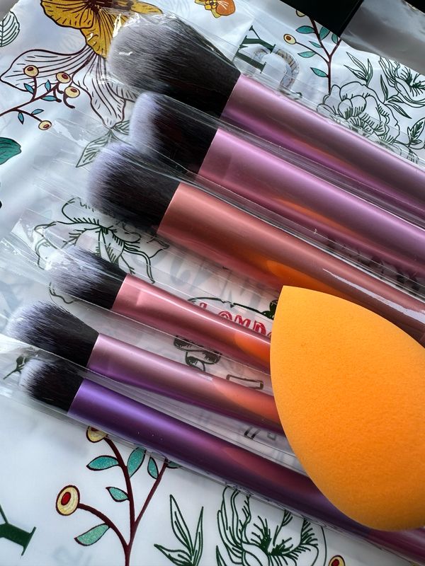 7 Piece Everyday Essentials Makeup Brush Set, Includes 6 Brushes &amp; 1 Makeup Sponge, For Foundation, Blush, Bronzer, Contour, Eyeshadow, &amp; Powder, Perfect Gift