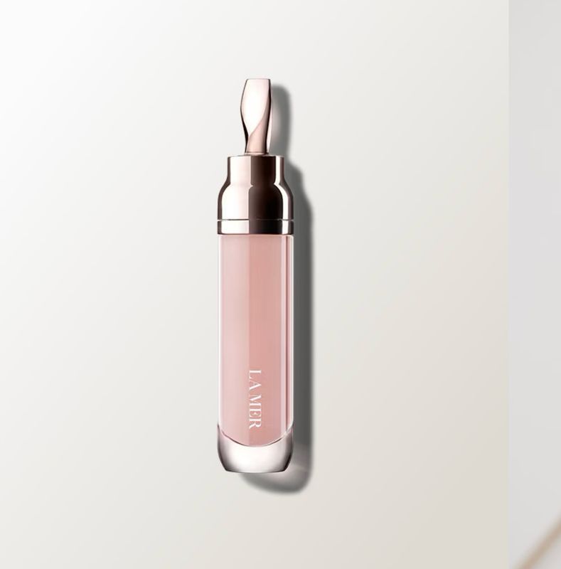LA MER THE LIP VOLUMIZER, Shade - Ultra Sheer Soft Pink with Delicate Shimmer, Layer over Lipstick for Sooth, Glossy Finish and Soft Glow. COMING SOON ‼️