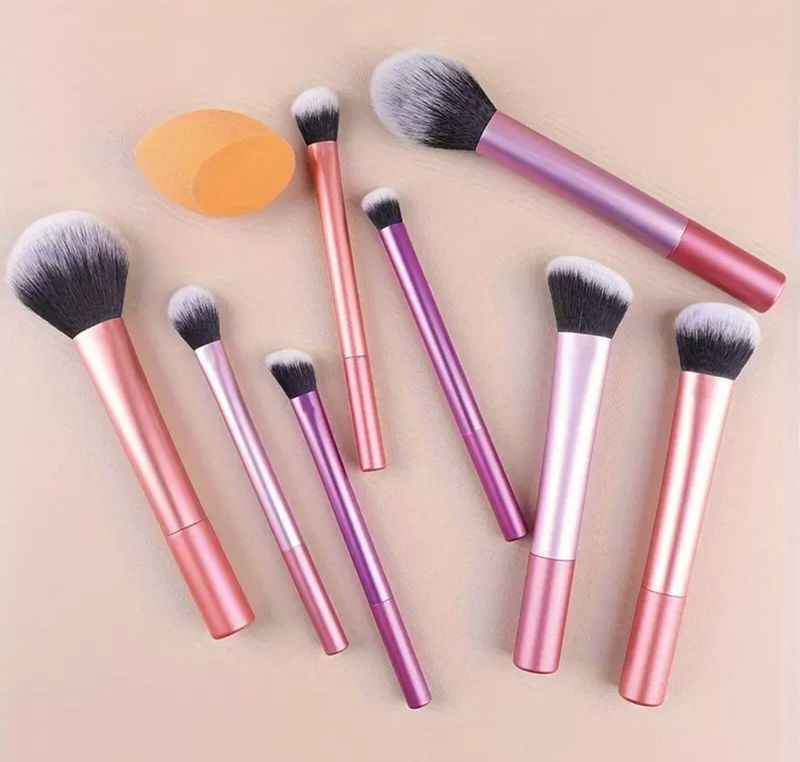 Quality Full Size Makeup Brushes Set Of 8 Brushes And 1 Sponge / Foundation, Bronzer, Concealer, Contour, Eyeshadows, Blush, Highlighter Application