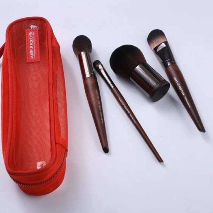 Make Up Forever Eclectic Brushes • Limited Edition Set • Foundation Brush 106 • Highlighter Brush 152 • Precision Shader Brush 228 • Powder Kabuki Brush 124 &amp; Red Brush Pouch
