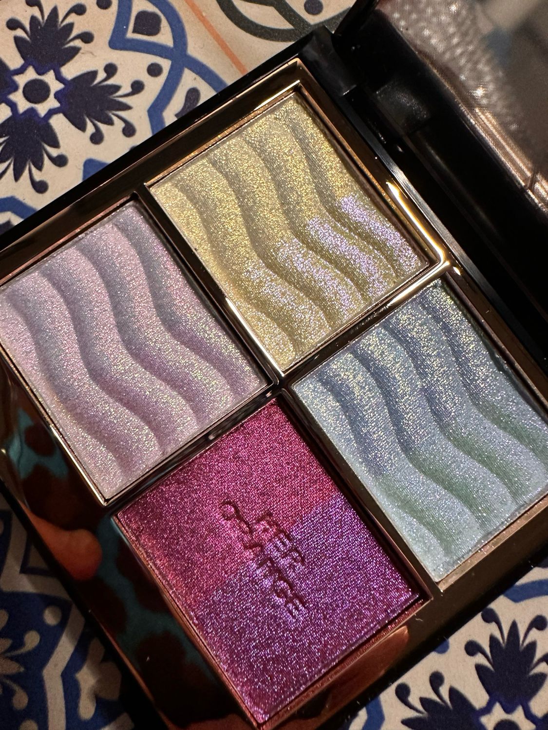 Dopamine Chameleon • Eyeshadow Palette Colour Block Design • Smooth Texture • Bright Glitter Beginner Friendly for Multiple Occasions • 4 x 3 g • 8 x Colours •