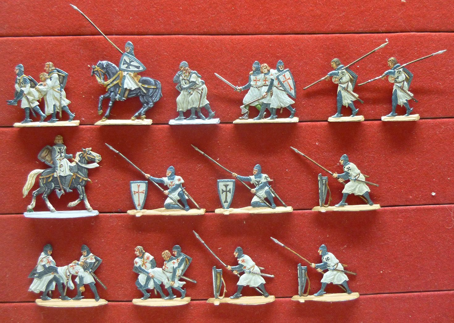 14 Zinnfiguren Ritter Kreuzritter auf dem Rückzug Gruppe Mittelalter 30mm bemalt