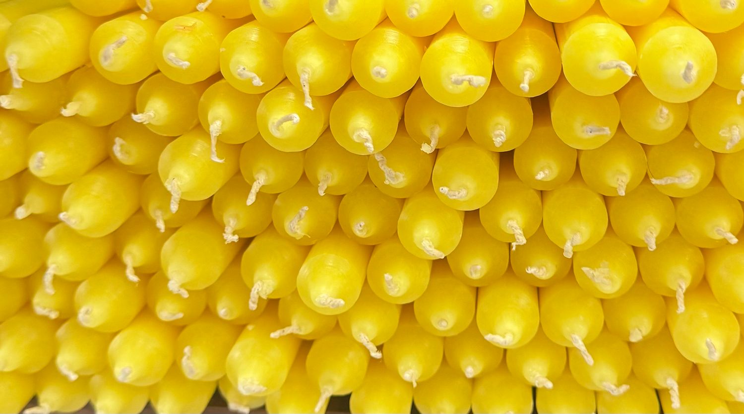Bougies de couleur jaune