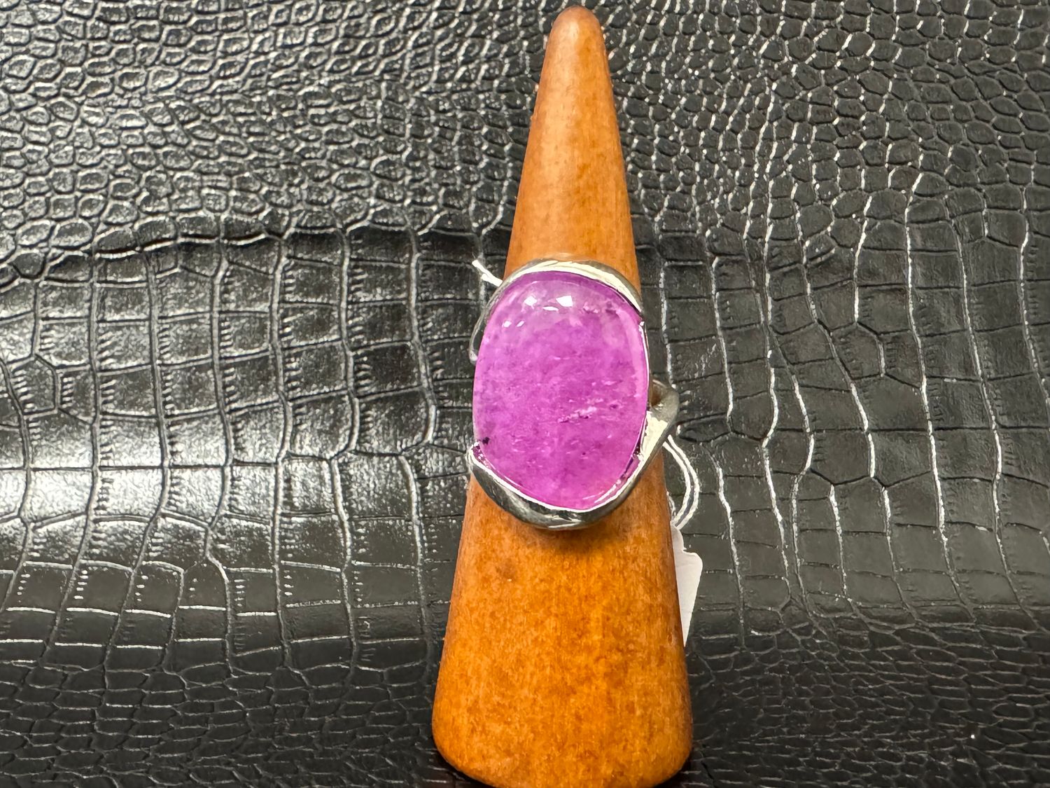 Grosse bague violette