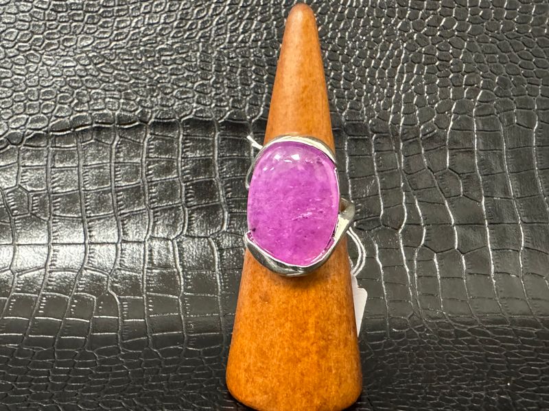 Grosse bague violette