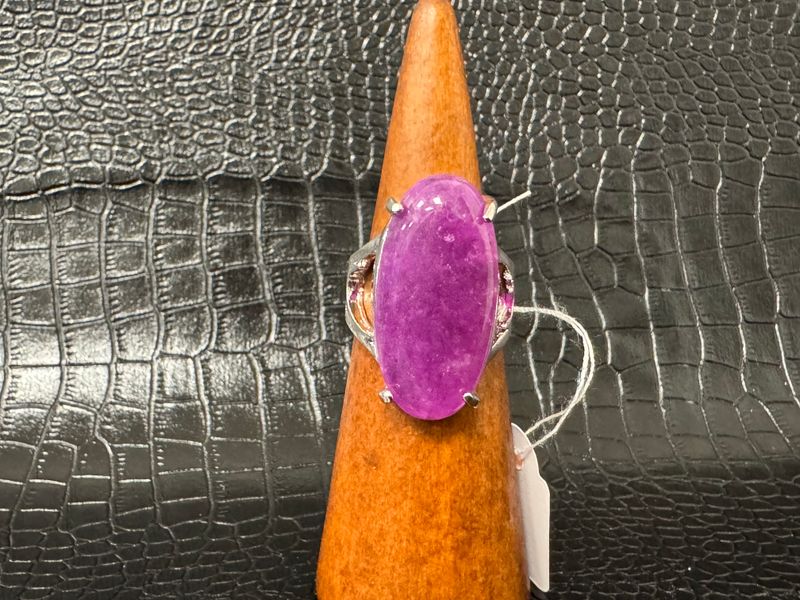 Grosse bague violette