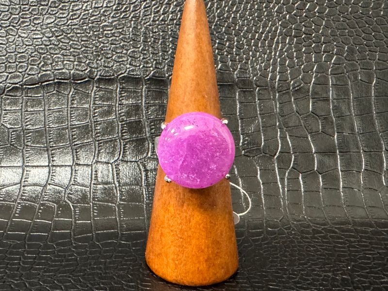 Grosse bague violette