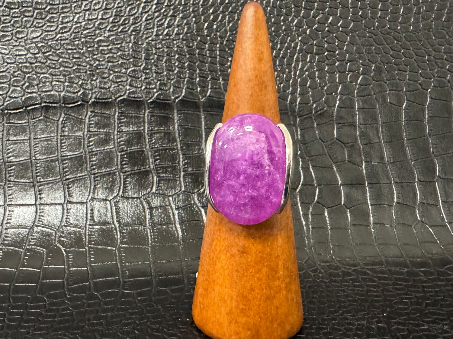 Grosse bague violette