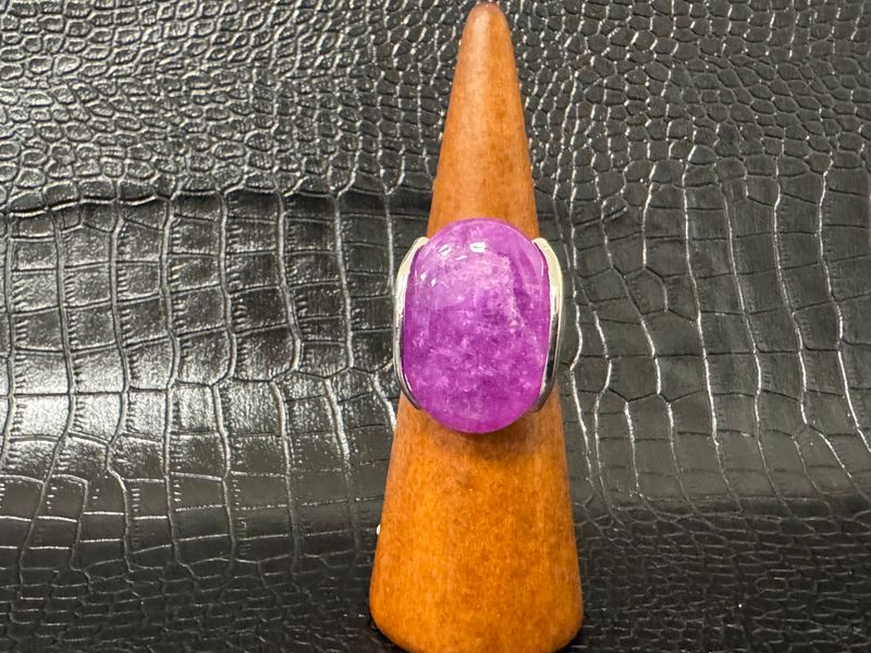 Grosse bague violette
